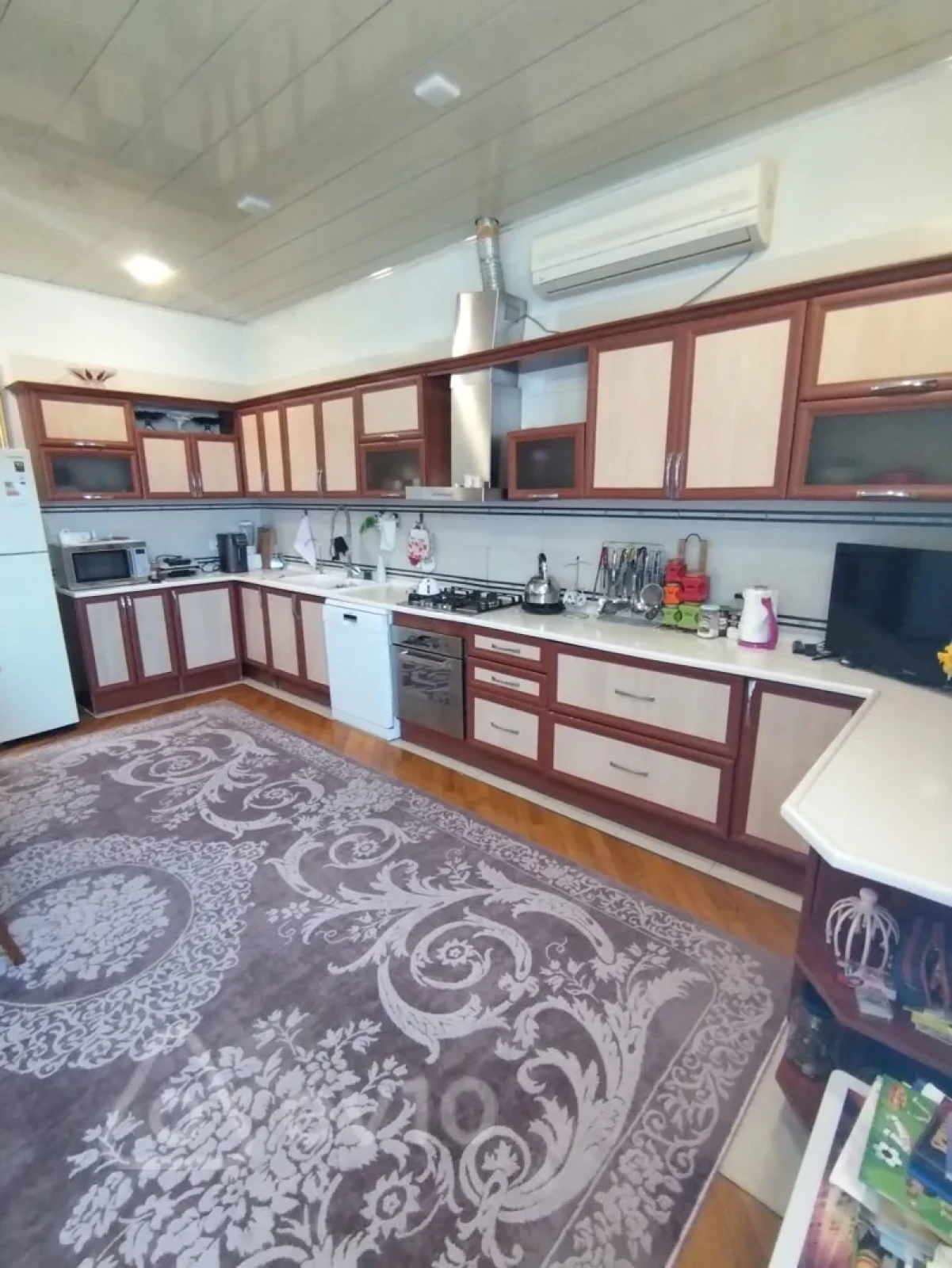 Satılır 9 otaqlı həyət evi 640 m²