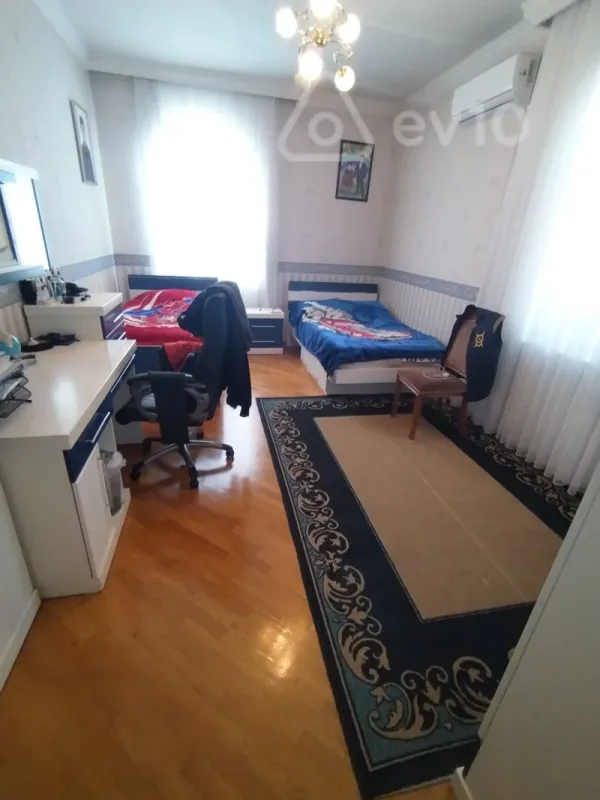 Satılır 9 otaqlı həyət evi 640 m²