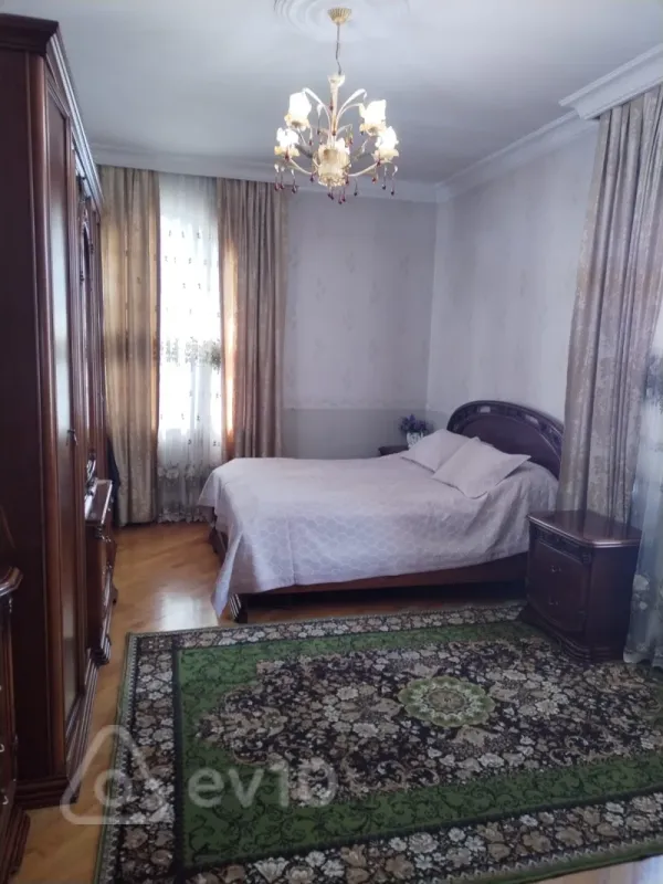 Satılır 9 otaqlı həyət evi 640 m²