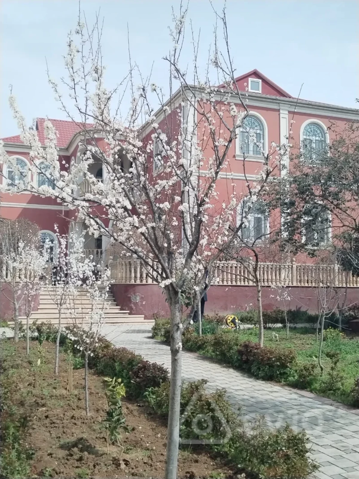 Satılır 9 otaqlı həyət evi 640 m²