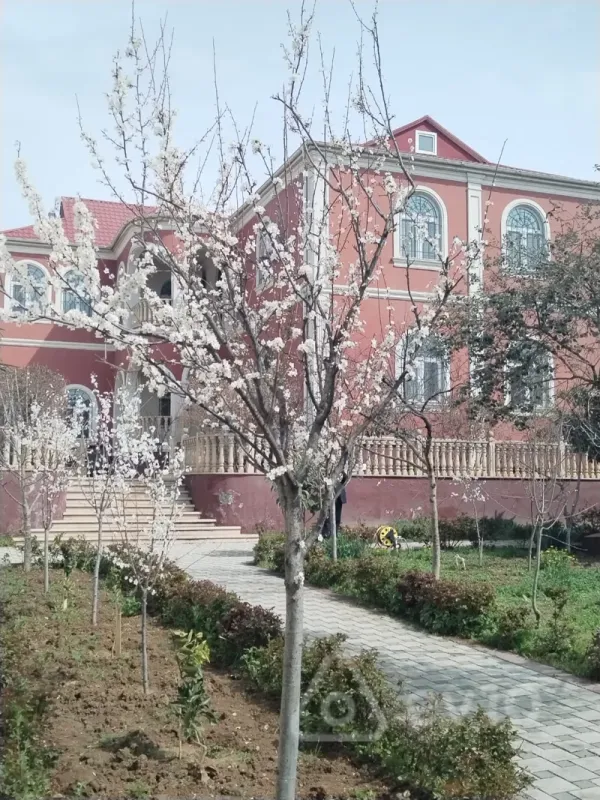 Satılır 9 otaqlı həyət evi 640 m²