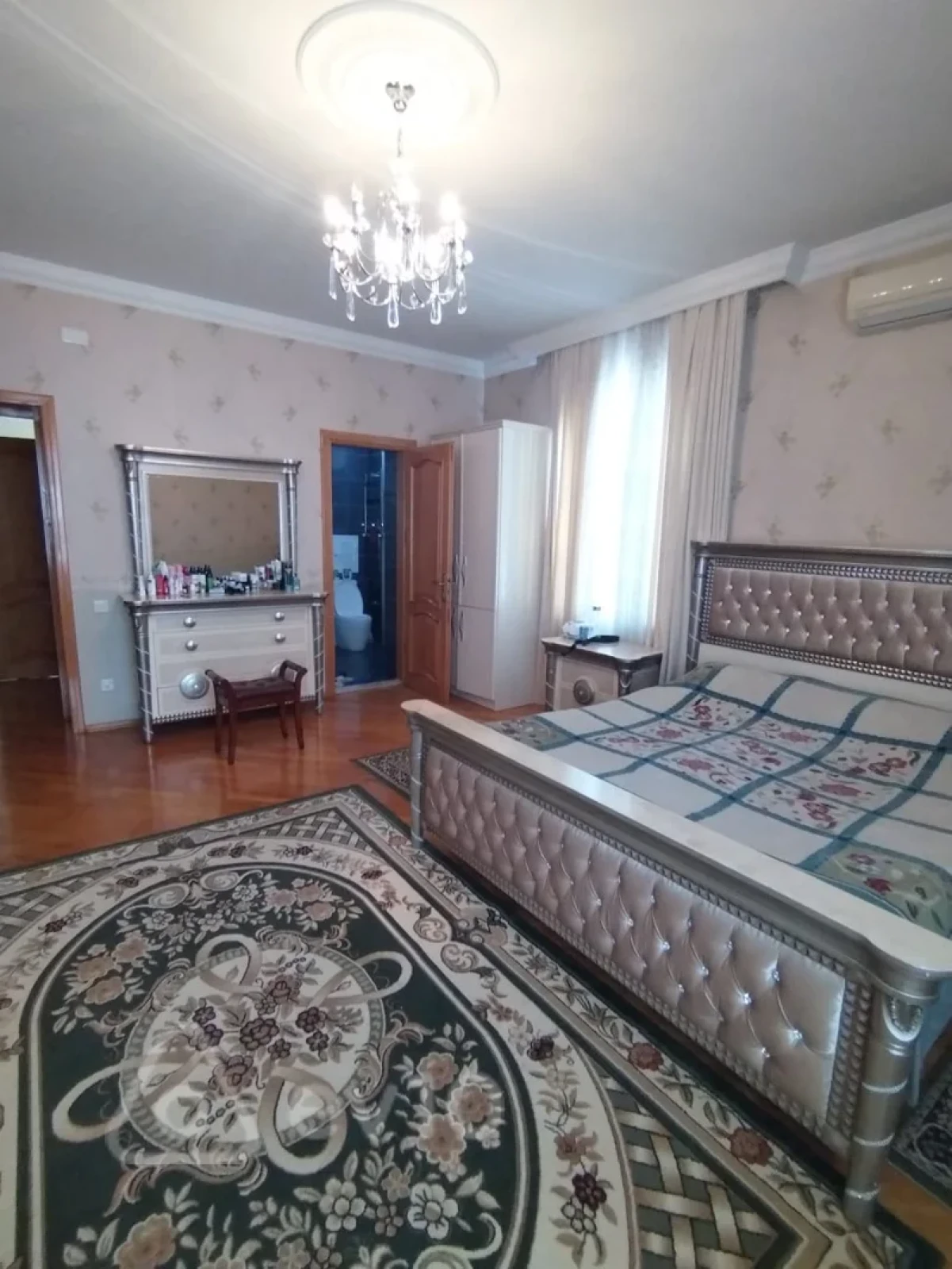 Satılır 9 otaqlı həyət evi 640 m²