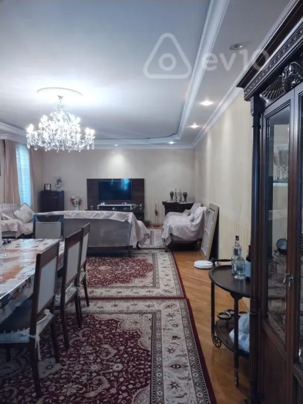 Satılır 9 otaqlı həyət evi 640 m²