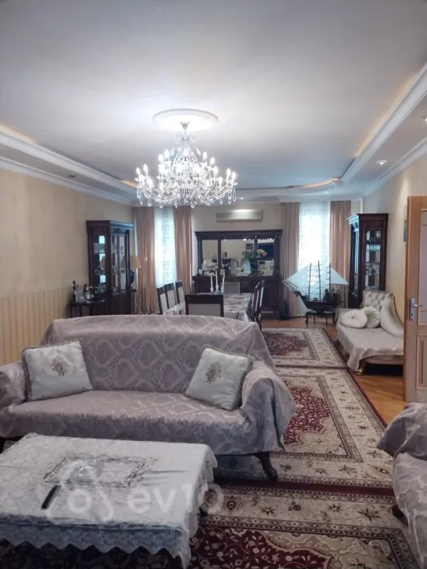 Satılır 9 otaqlı həyət evi 640 m²