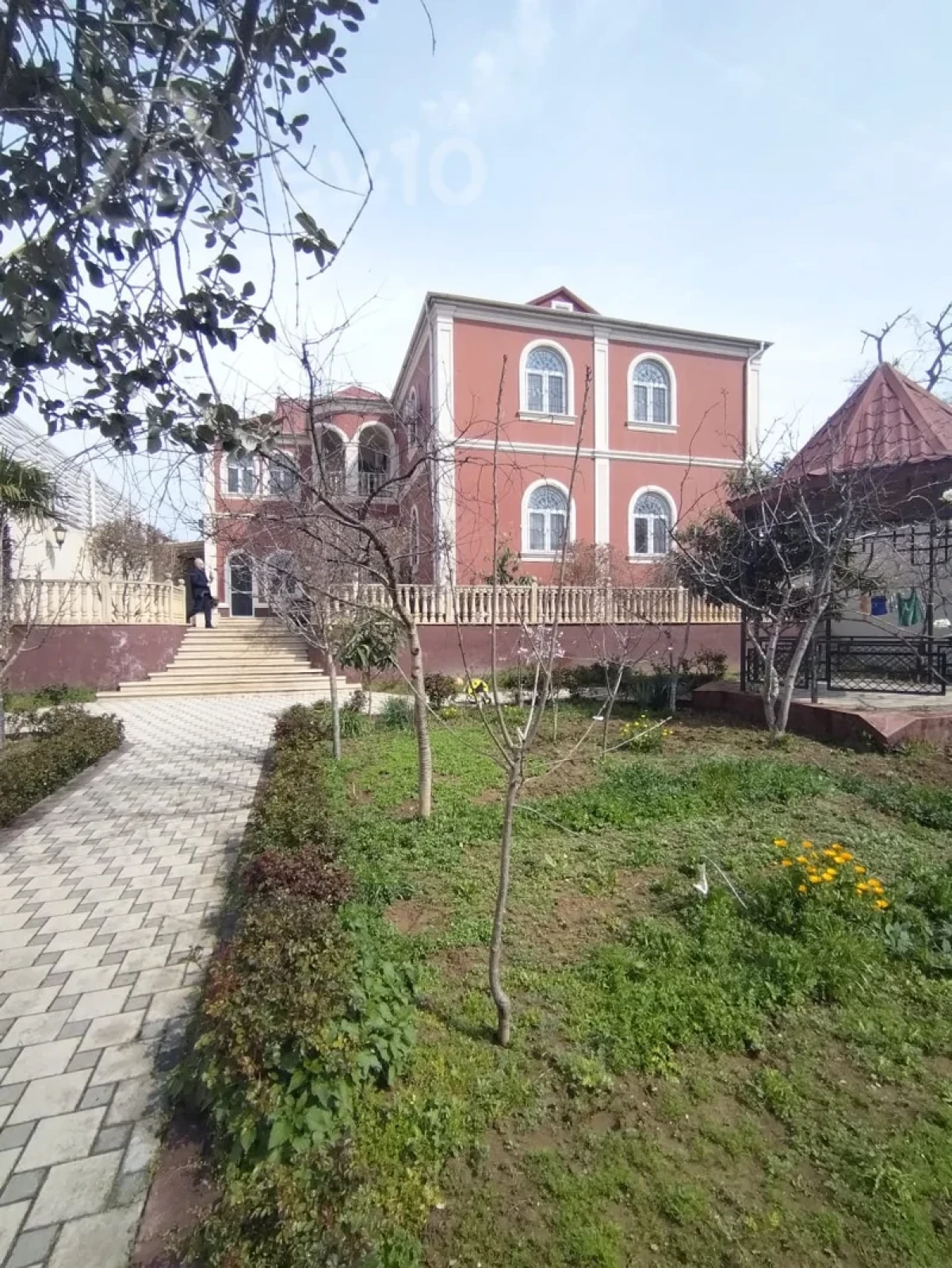 Satılır 9 otaqlı həyət evi 640 m²