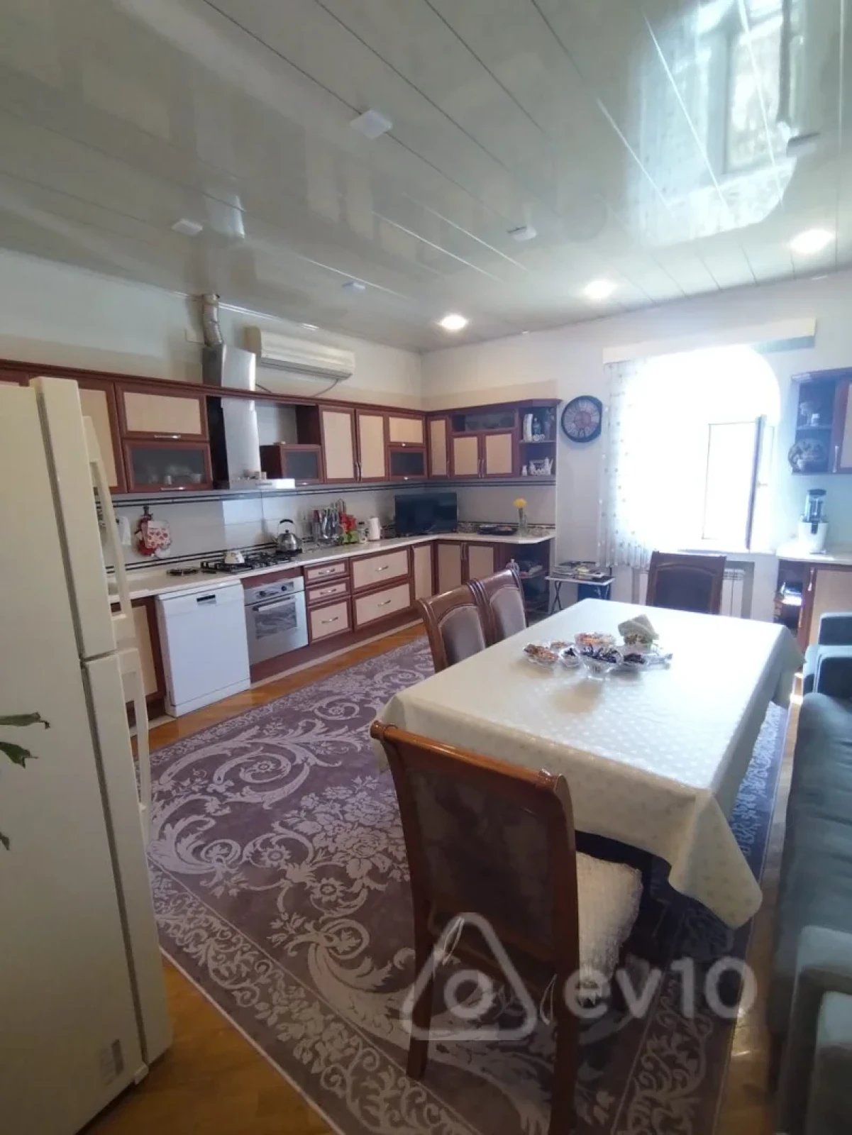 Satılır 9 otaqlı həyət evi 640 m²