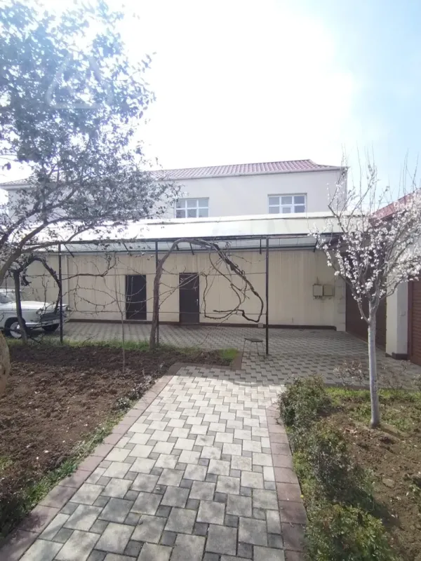 Satılır 9 otaqlı həyət evi 640 m²