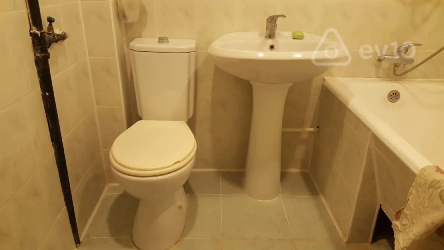 Kirayə verilir 2 otaqlı köhnə tikili 65 m²