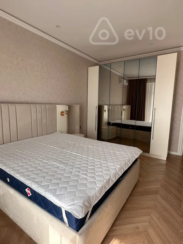 Kirayə verilir 3 otaqlı yeni tikili 150 m²