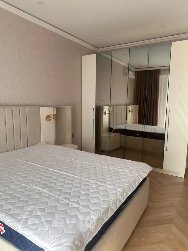 Kirayə verilir 3 otaqlı yeni tikili 150 m²