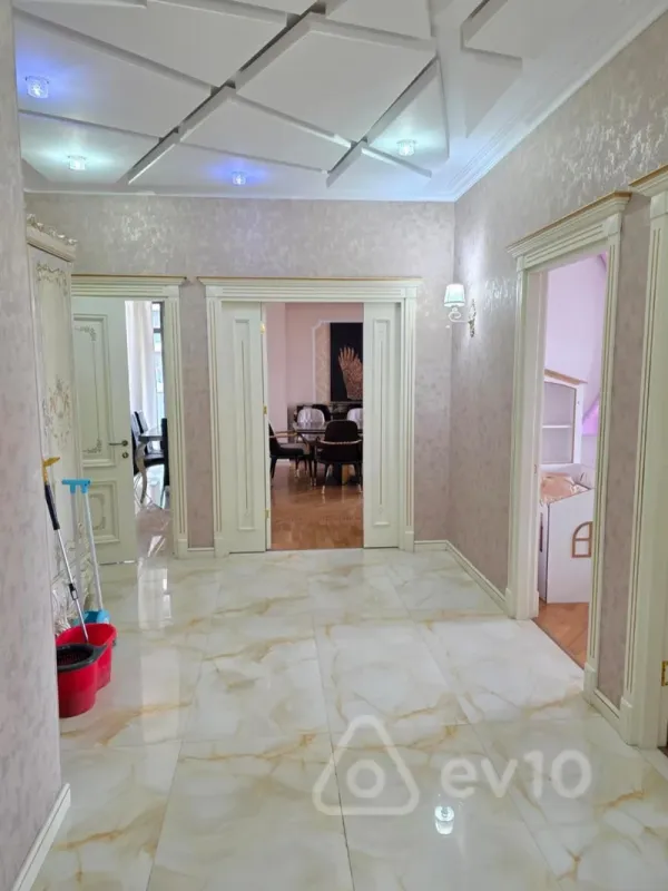 Kirayə verilir 3 otaqlı yeni tikili 143 m²