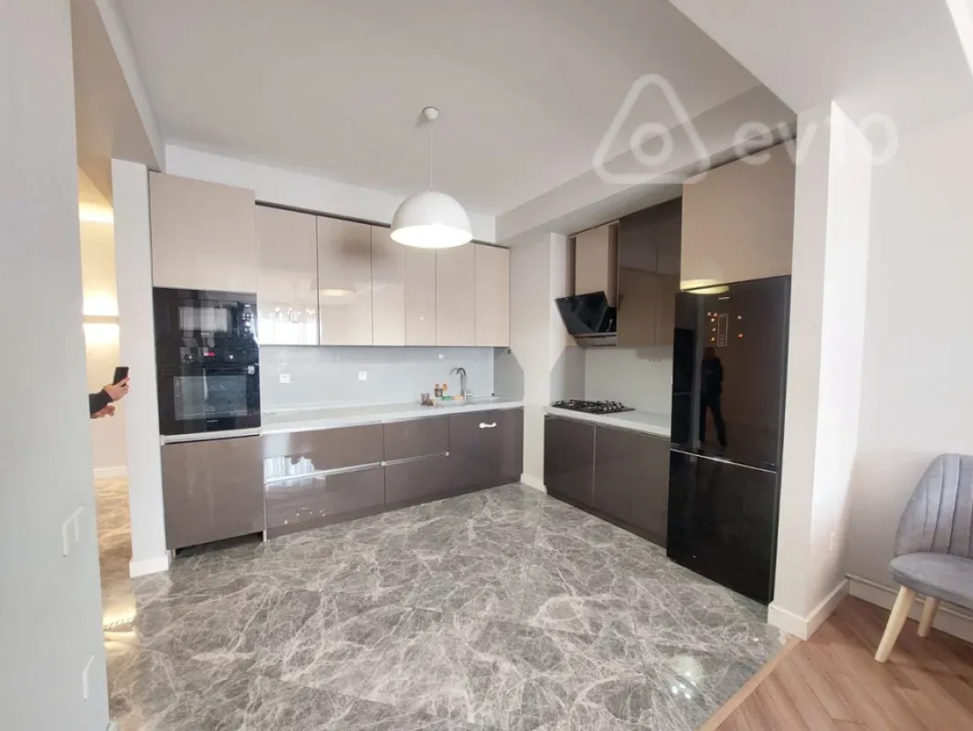 Satılır 3 otaqlı yeni tikili 100 m²