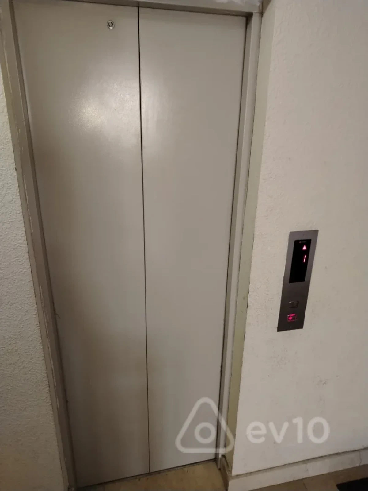 Satılır 2 otaqlı köhnə tikili 70 m²