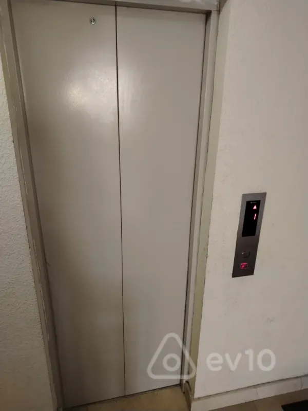 Satılır 2 otaqlı köhnə tikili 70 m²