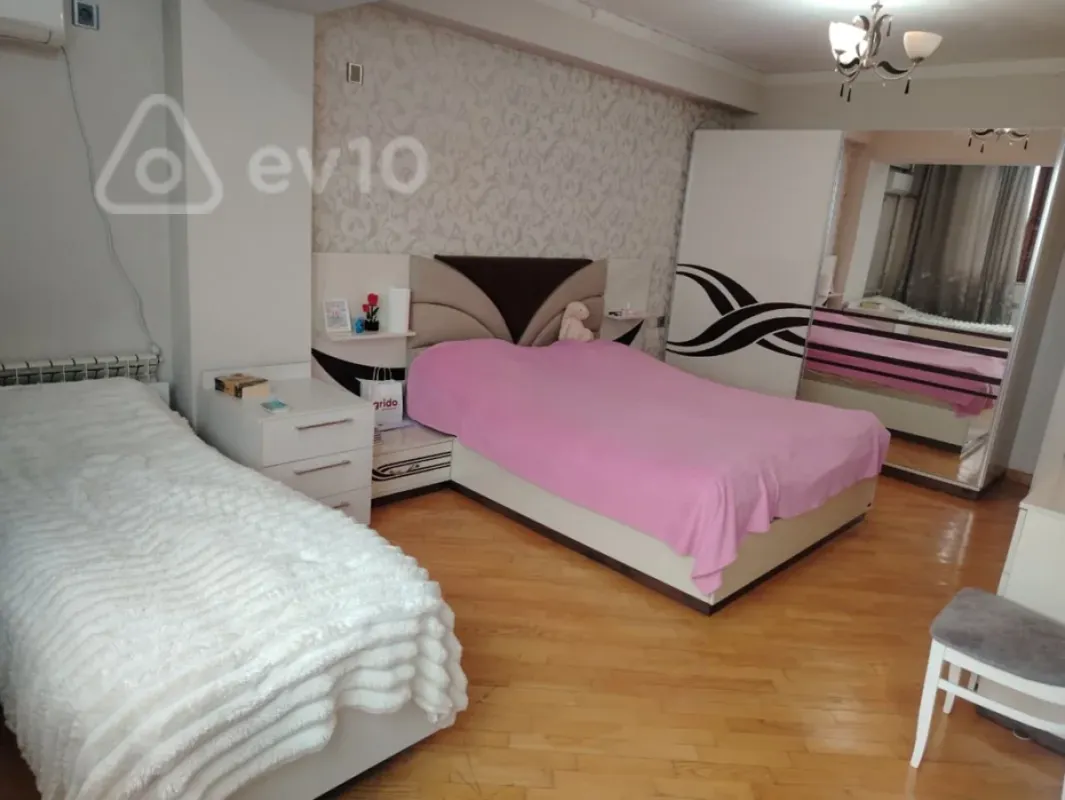 Satılır 2 otaqlı köhnə tikili 70 m²