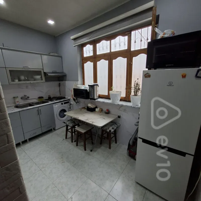 Kirayə verilir 2 otaqlı köhnə tikili 50 m²