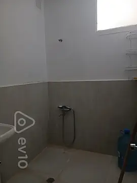 Kirayə verilir 2 otaqlı köhnə tikili 50 m²