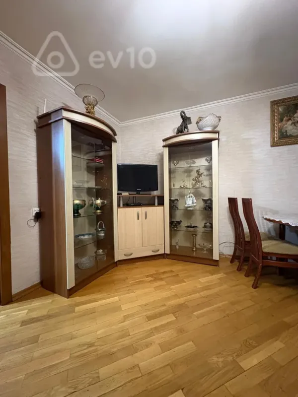 Kirayə verilir 2 otaqlı köhnə tikili 60 m²