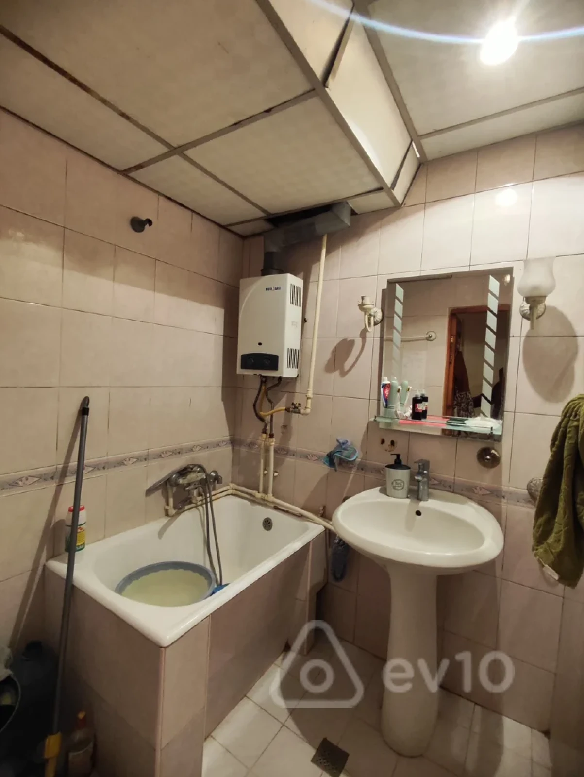 Satılır 2 otaqlı köhnə tikili 64 m²