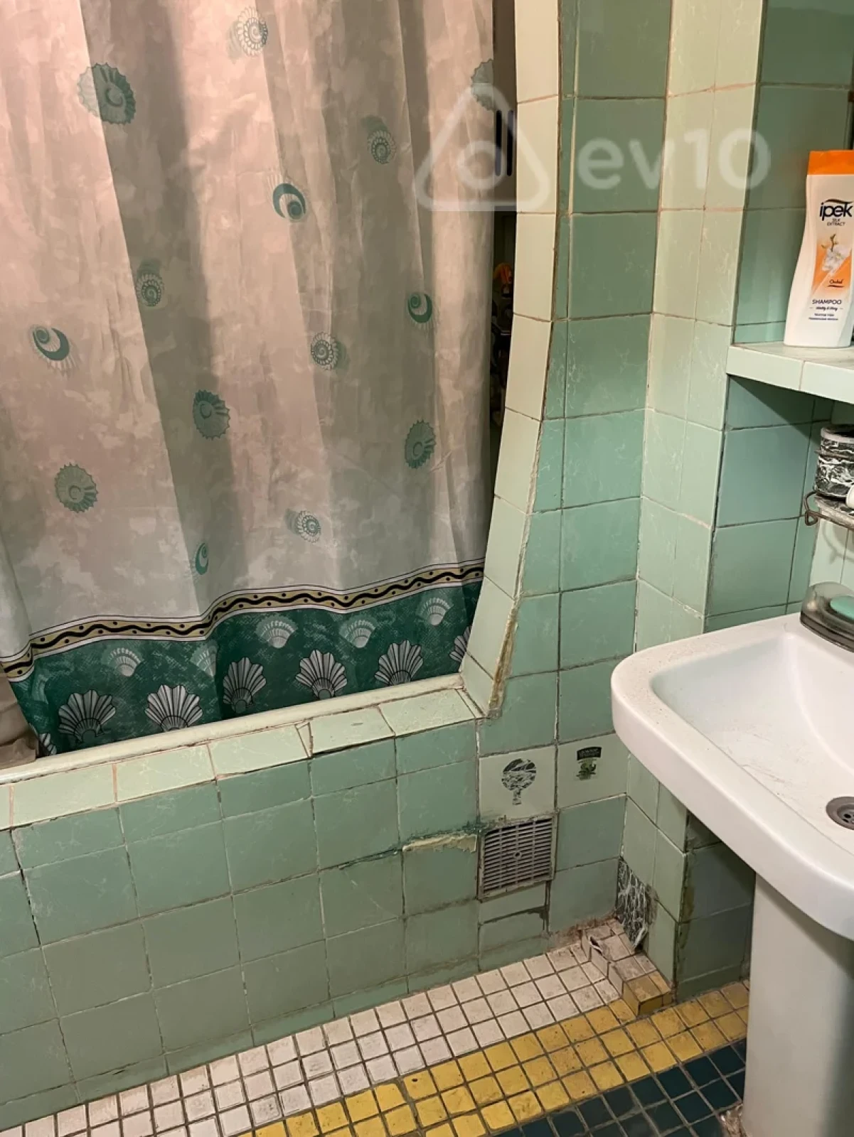 Satılır 3 otaqlı köhnə tikili 115 m²