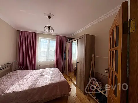 Satılır 4 otaqlı köhnə tikili 125 m²