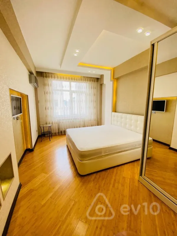 Kirayə verilir 3 otaqlı yeni tikili 150 m²