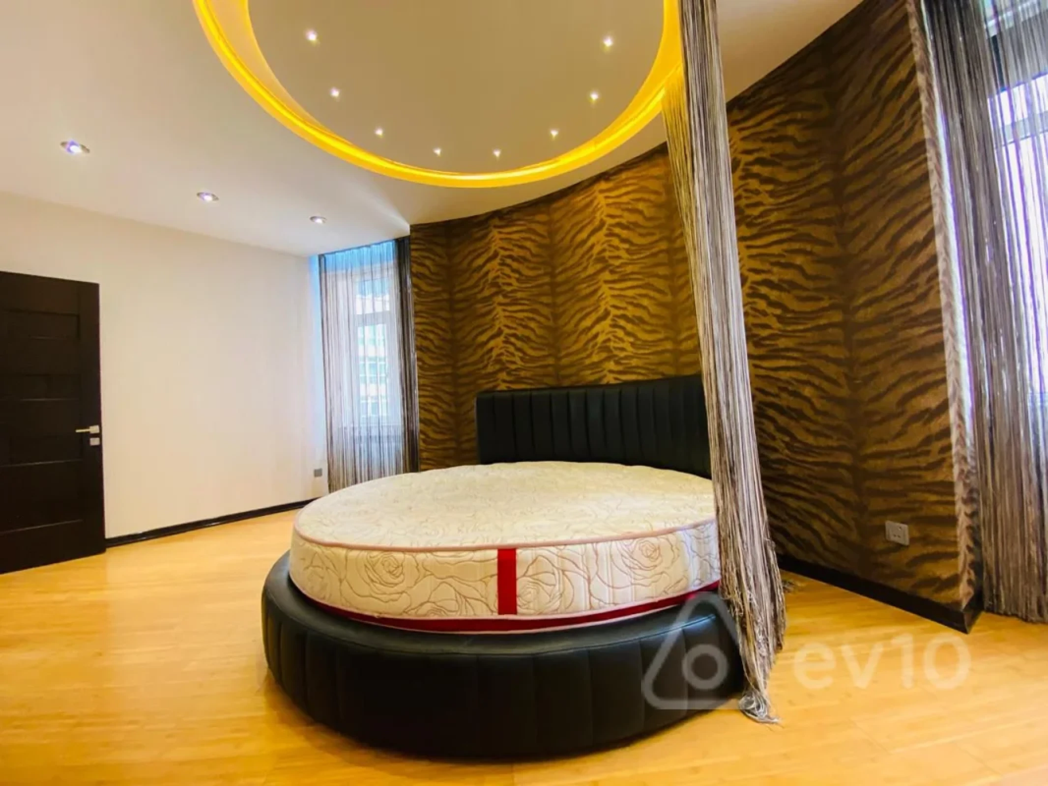 Kirayə verilir 3 otaqlı yeni tikili 150 m²