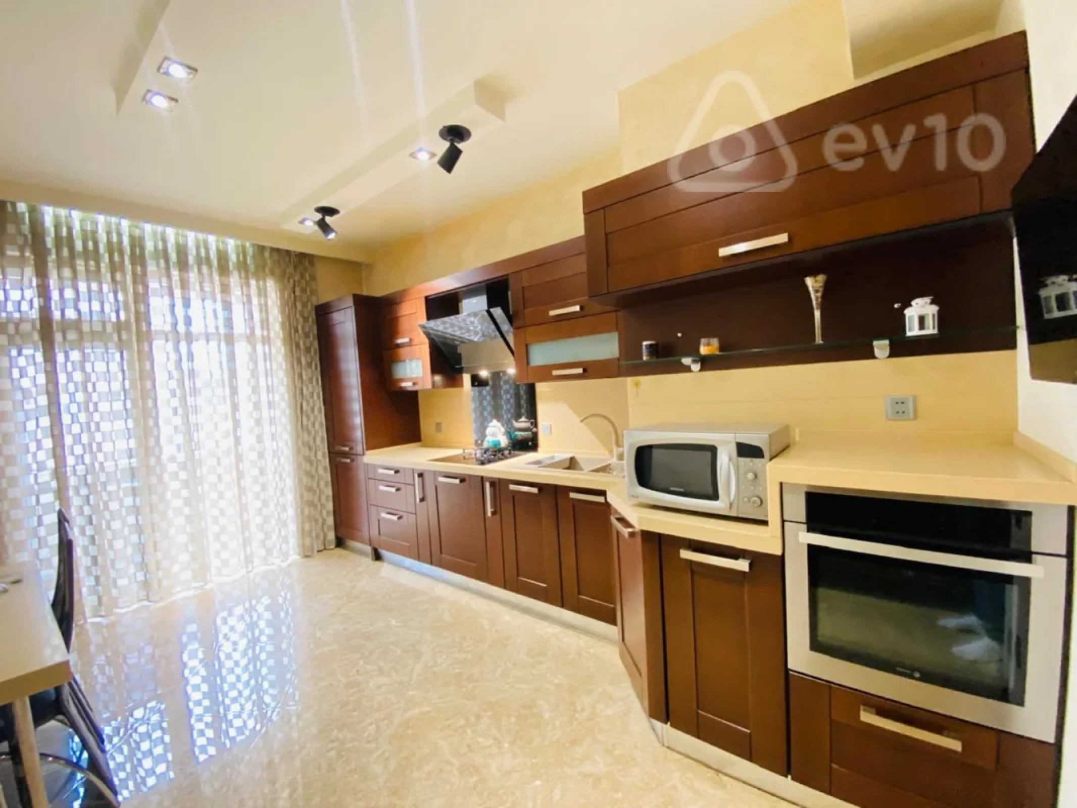 Kirayə verilir 3 otaqlı yeni tikili 150 m²