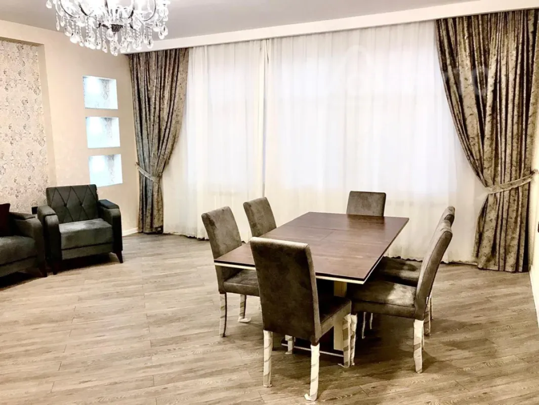 Kirayə verilir 3 otaqlı yeni tikili 150 m²