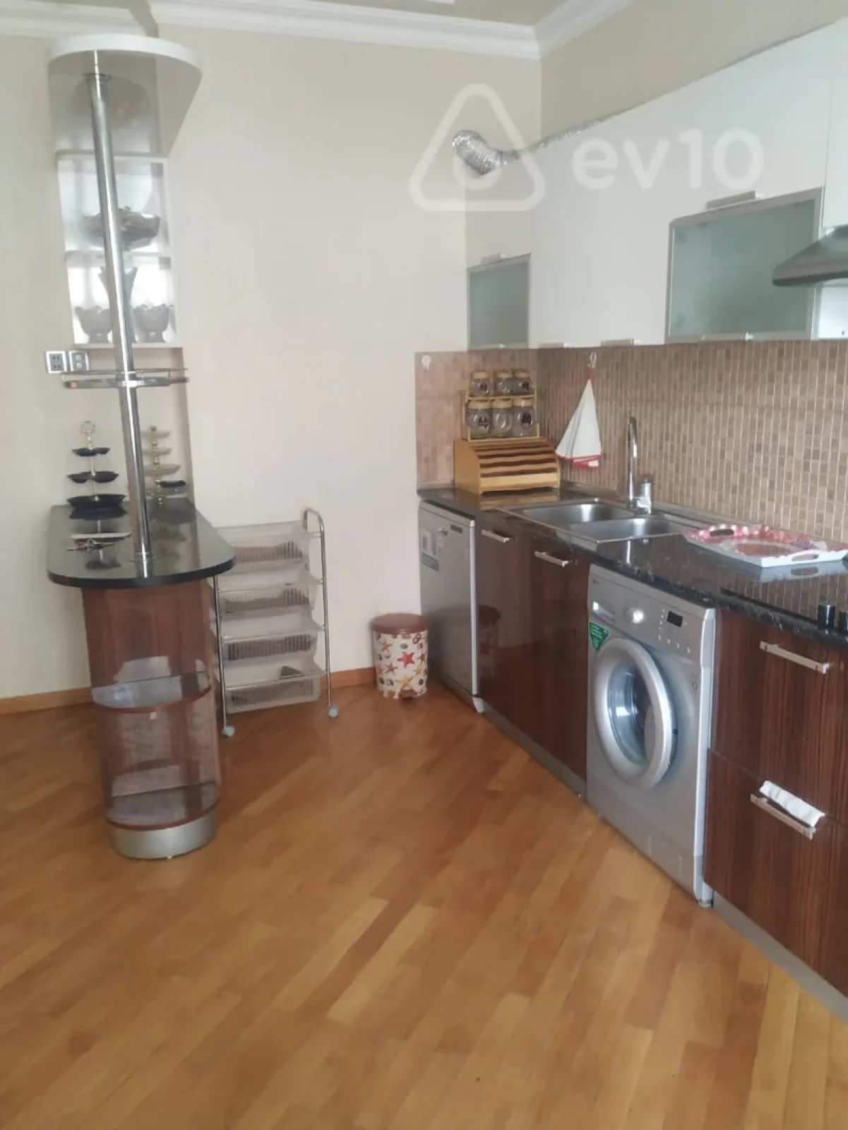 Kirayə verilir 3 otaqlı yeni tikili 140 m²