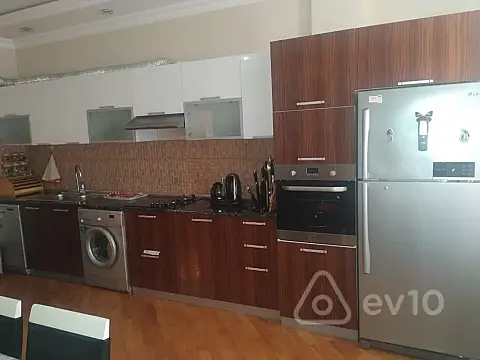 Kirayə verilir 3 otaqlı yeni tikili 140 m²