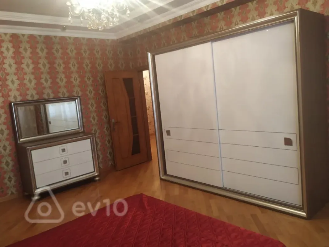 Kirayə verilir 3 otaqlı yeni tikili 140 m²