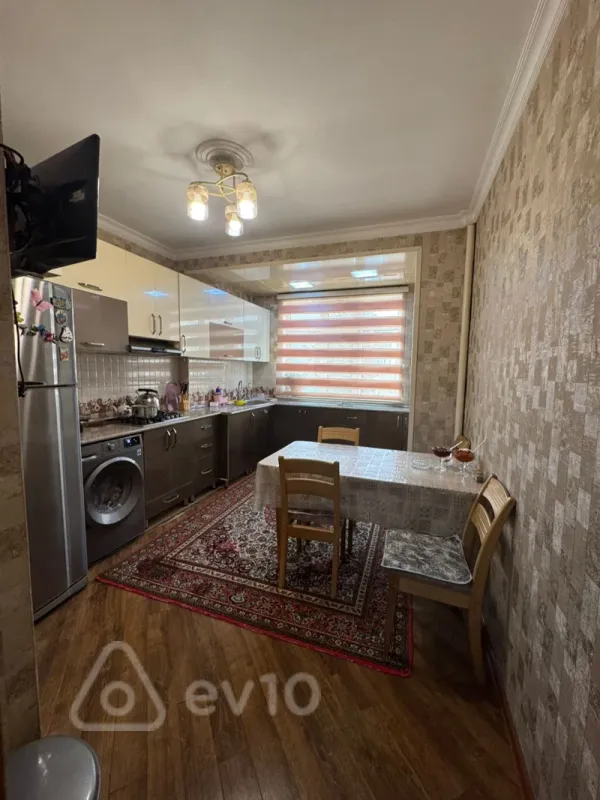 Satılır 4 otaqlı köhnə tikili 110 m²