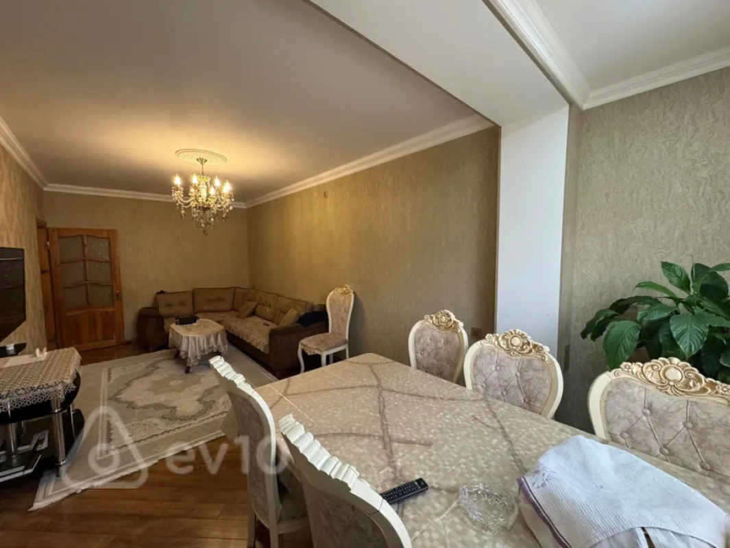 Satılır 4 otaqlı köhnə tikili 110 m²