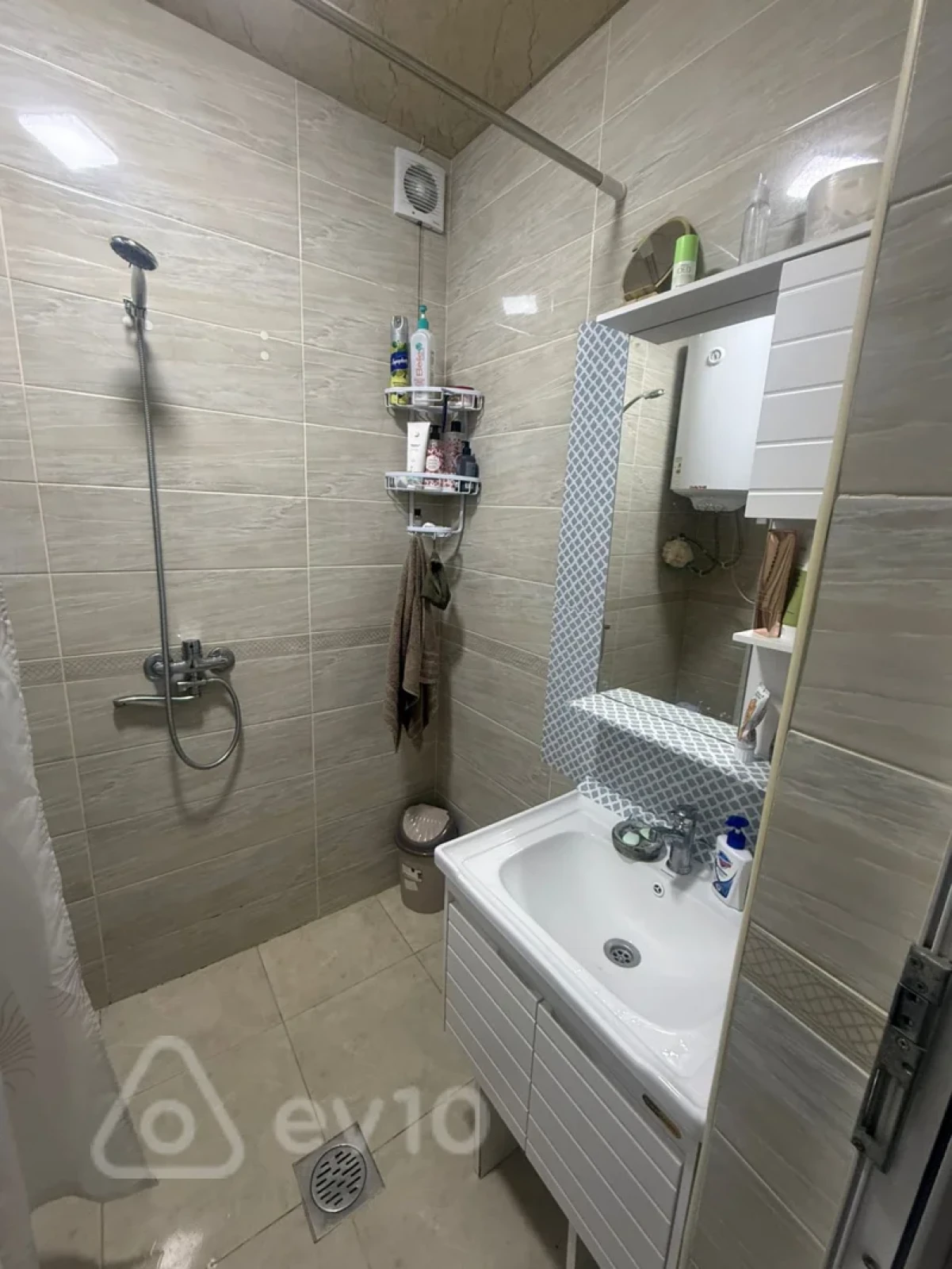 Satılır 2 otaqlı köhnə tikili 64 m²