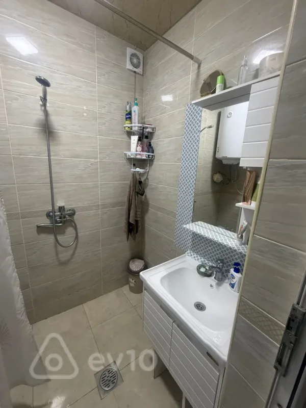 Satılır 2 otaqlı köhnə tikili 64 m²