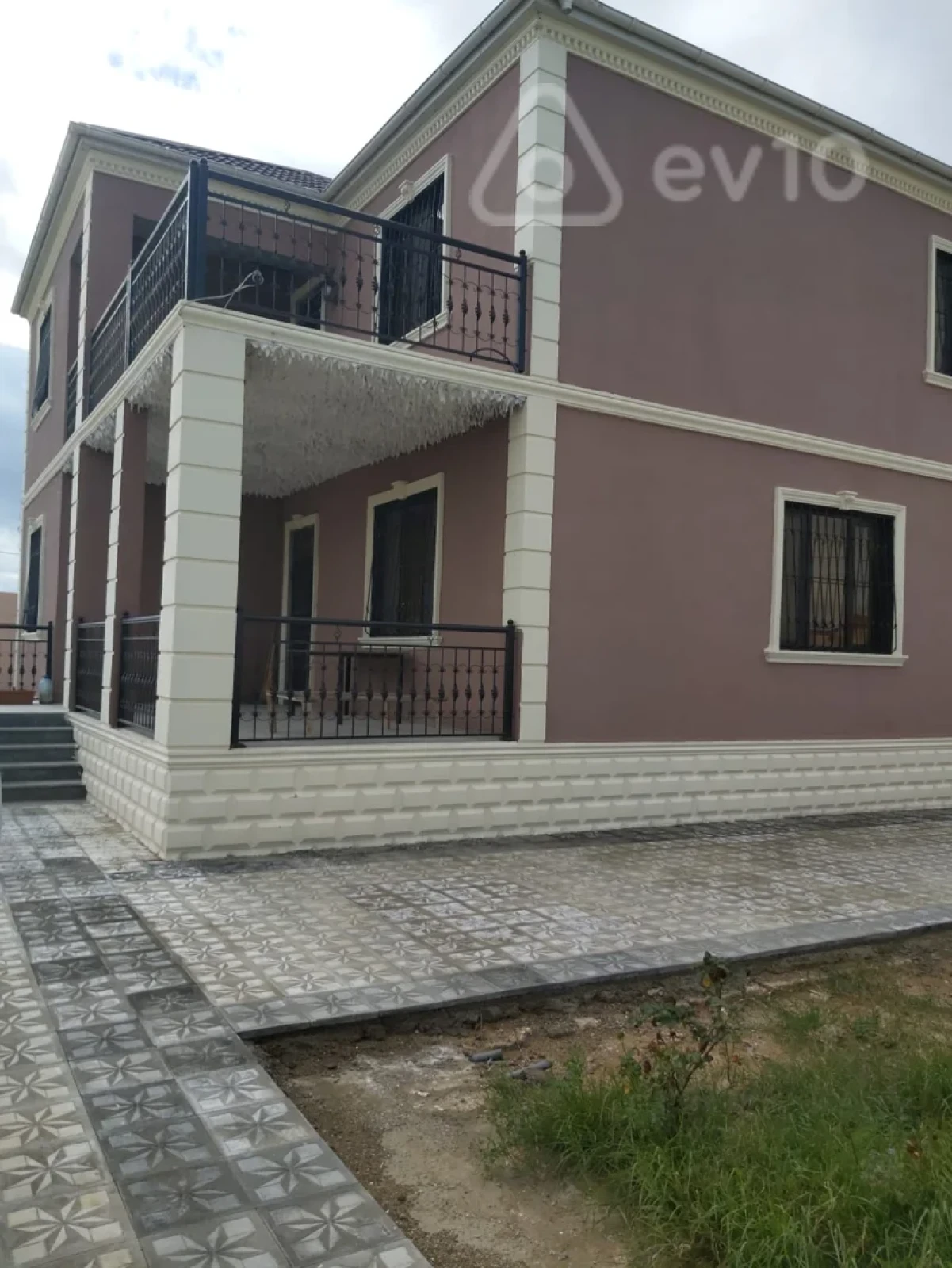 Satılır 6 otaqlı həyət evi 200 m²