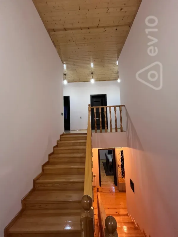 Satılır 6 otaqlı həyət evi 200 m²