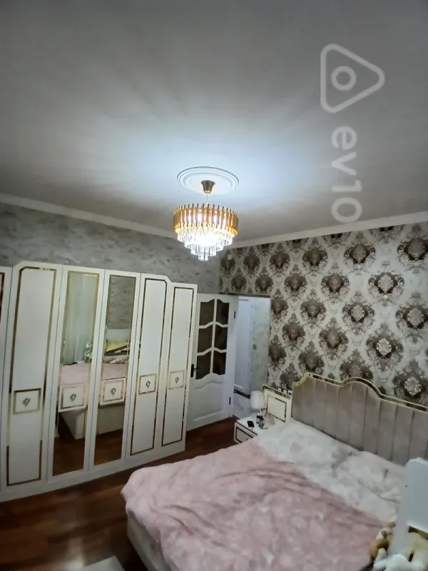 Satılır 4 otaqlı köhnə tikili 110 m²