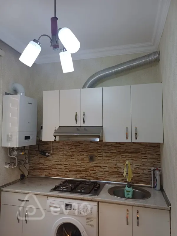 Kirayə verilir 2 otaqlı köhnə tikili 66 m²