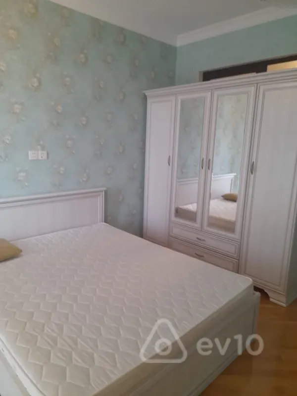 Kirayə verilir 3 otaqlı yeni tikili 130 m²