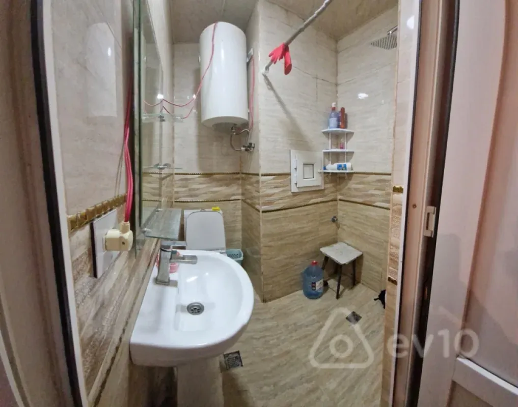 Kirayə verilir 2 otaqlı köhnə tikili 60 m²