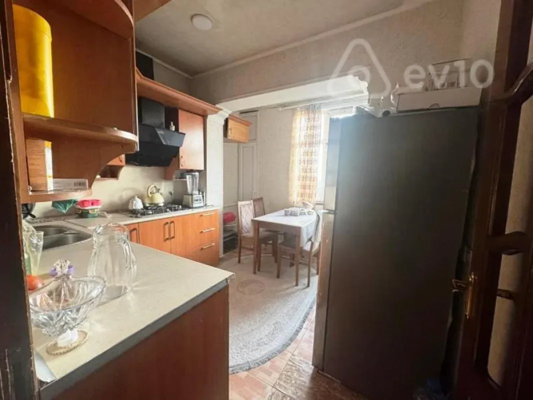 Satılır 4 otaqlı köhnə tikili 100 m²