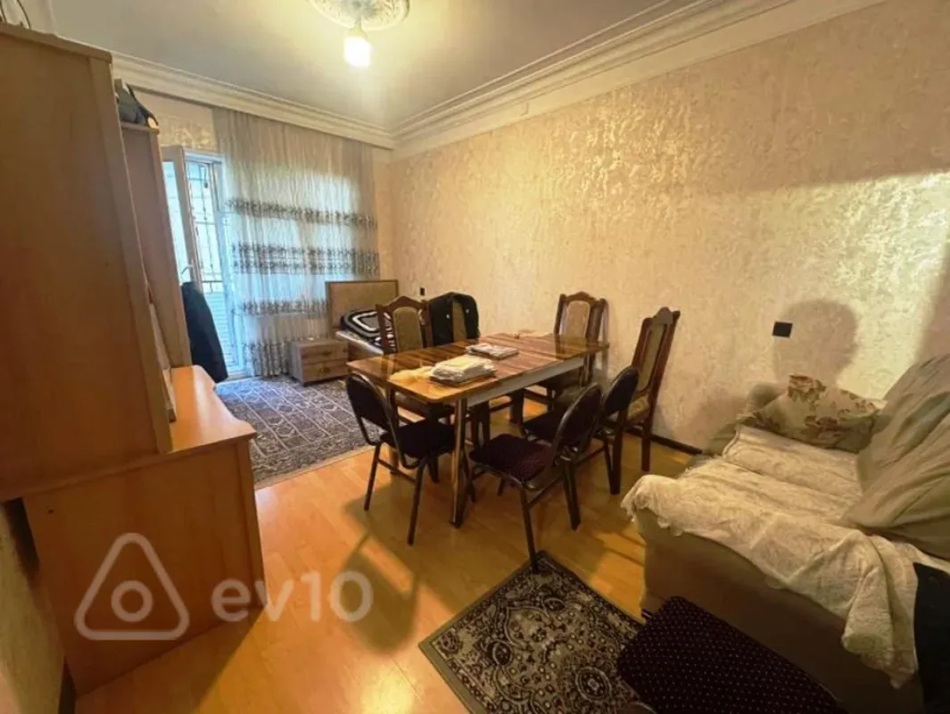 Satılır 4 otaqlı köhnə tikili 100 m²