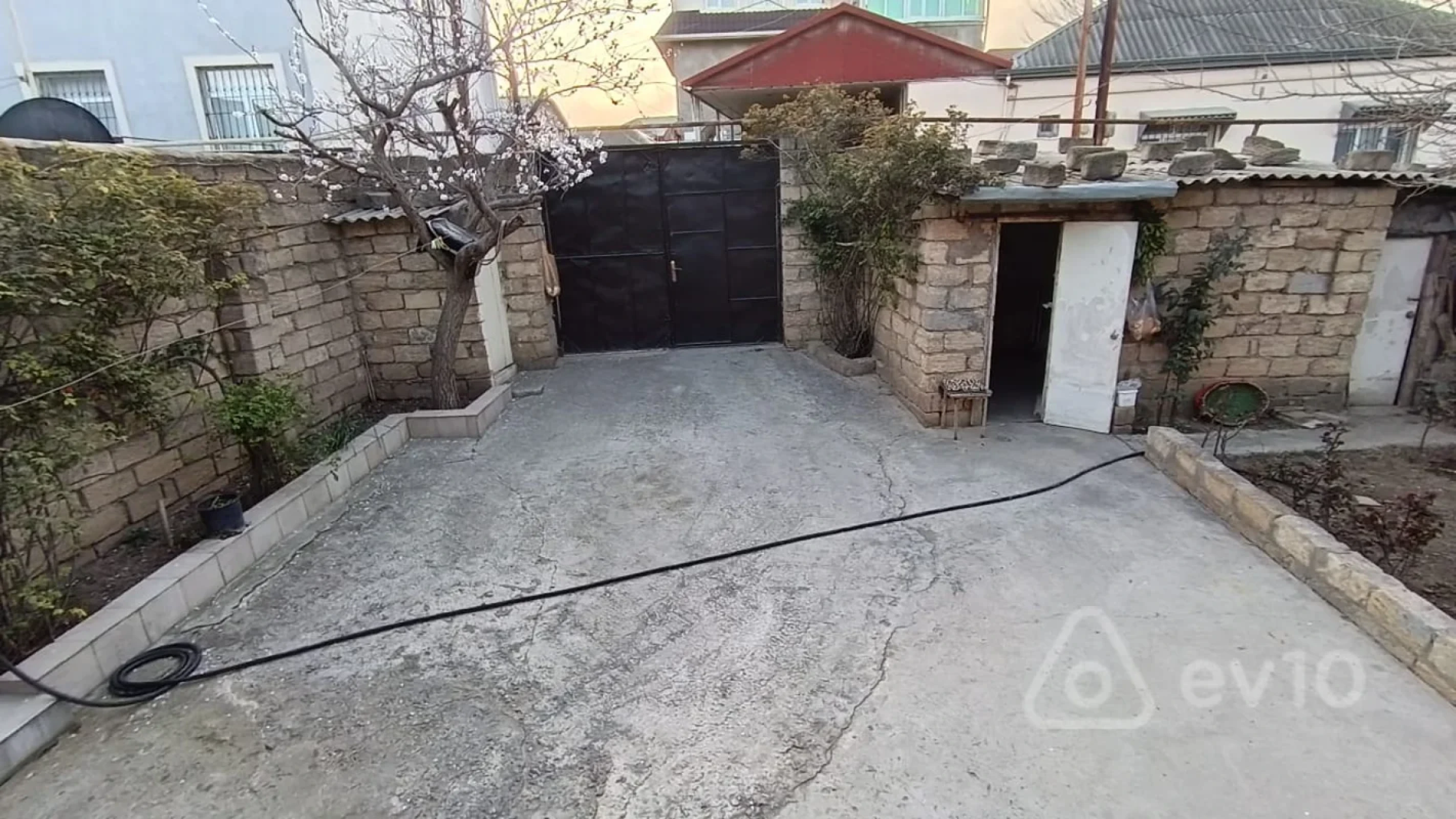 Satılır 4 otaqlı həyət evi 175 m²