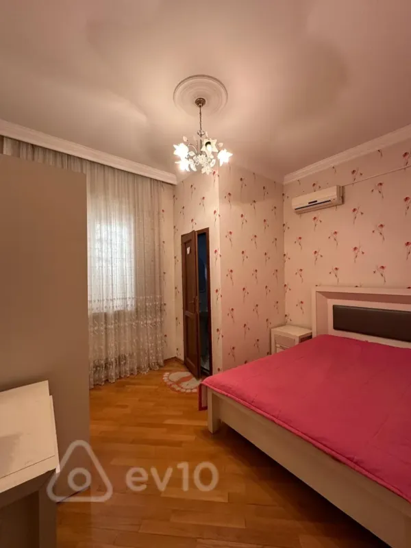 Kirayə verilir 8 otaqlı həyət evi 305 m²