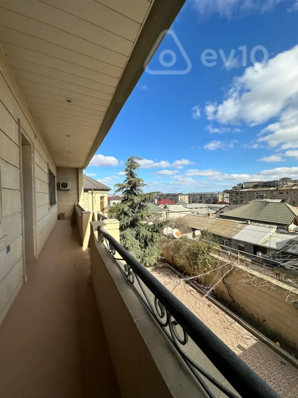 Kirayə verilir 8 otaqlı həyət evi 305 m²