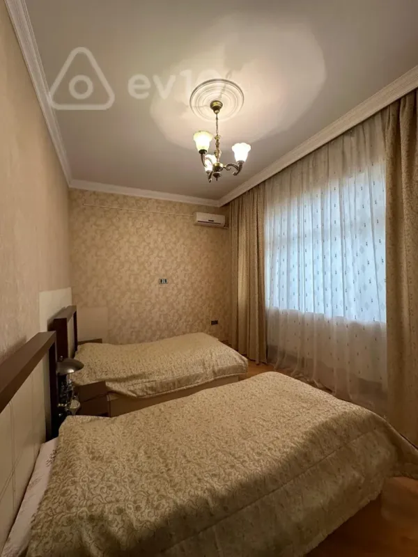 Kirayə verilir 8 otaqlı həyət evi 305 m²