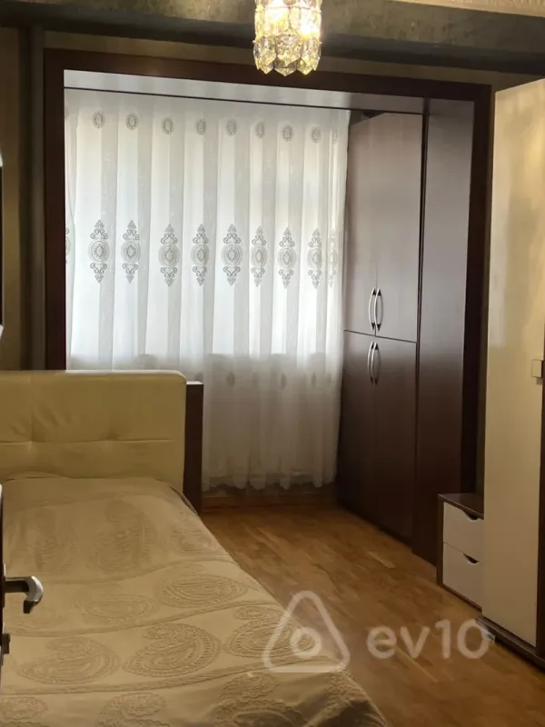 Kirayə verilir 3 otaqlı köhnə tikili 94 m²