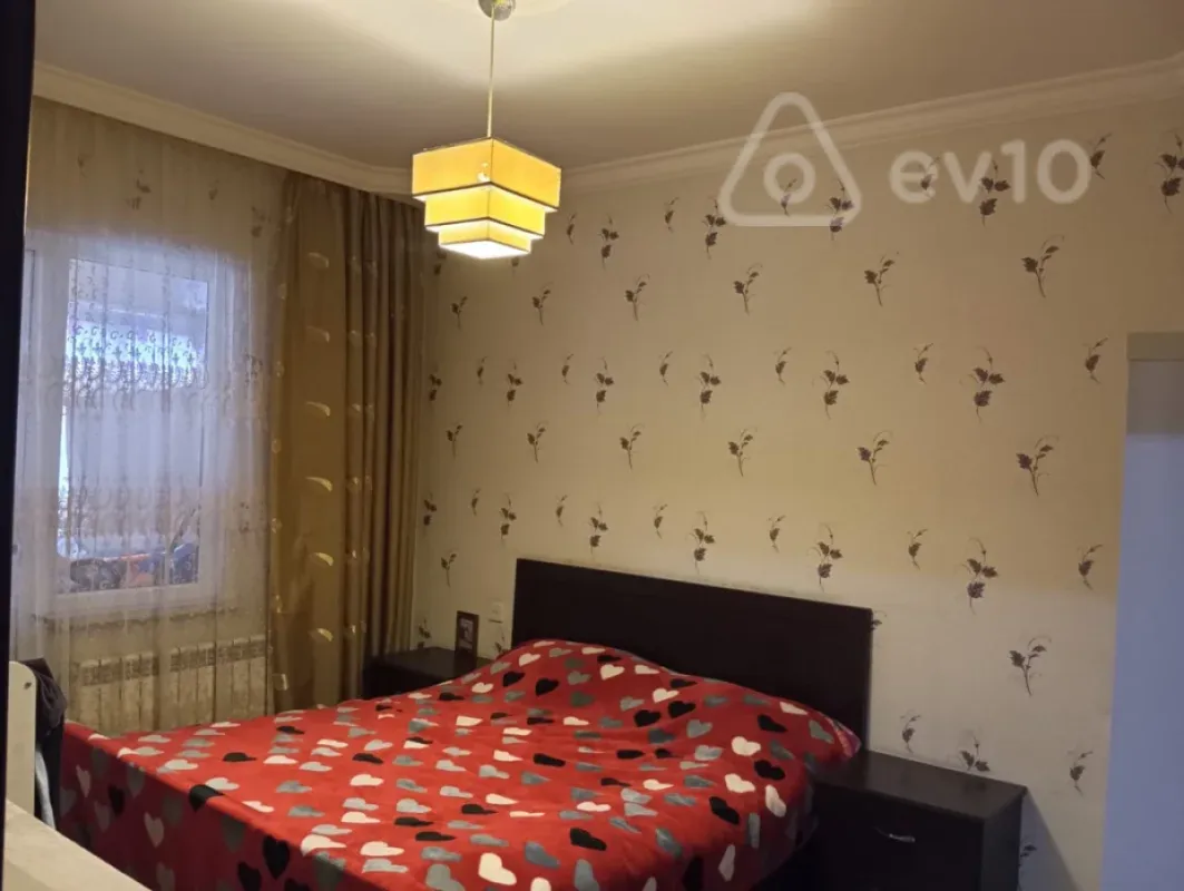 Satılır 3 otaqlı köhnə tikili 90 m²